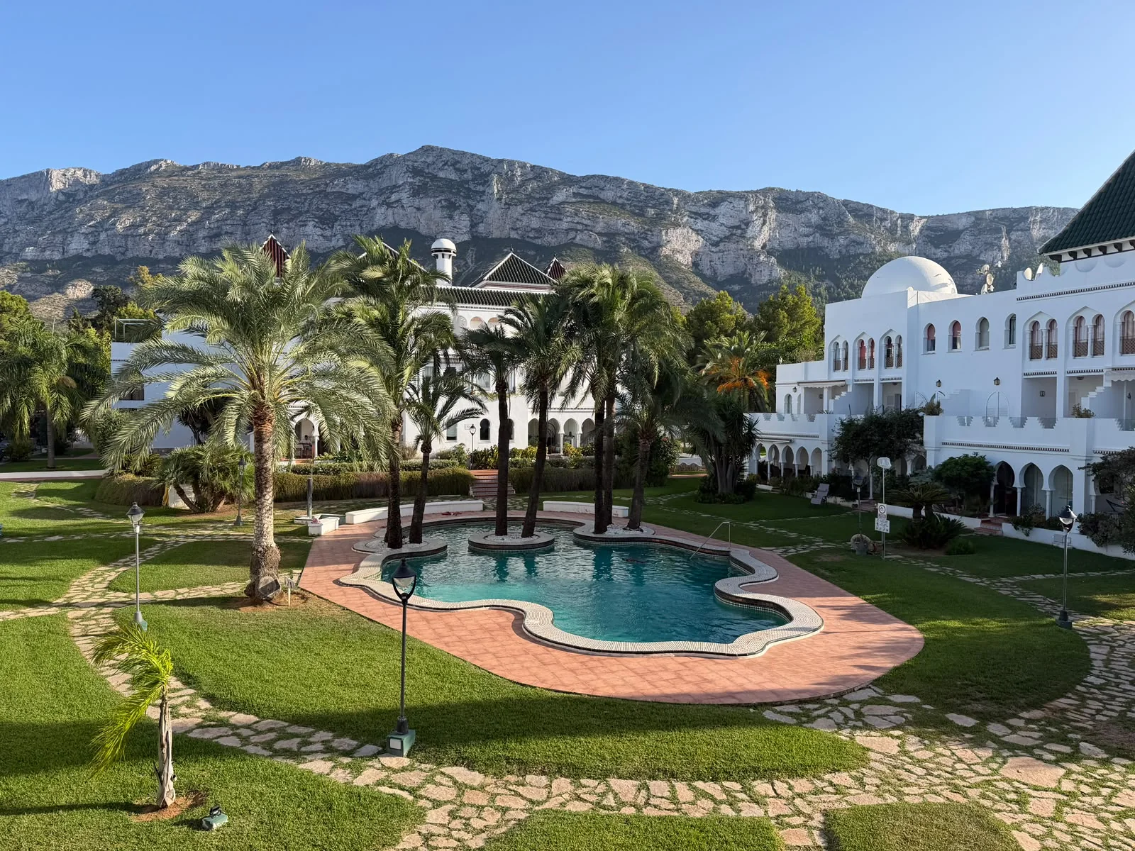 Palm trees, lawns and a pool below the Montgó, in a property cared for by Marento